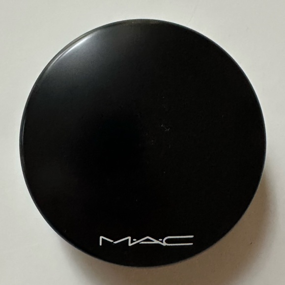 MAC Mineralize Skinfinish Natural AB7 - Picture 3 of 6